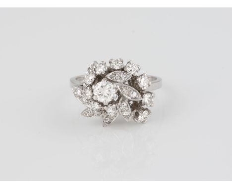 RING Weißgold. Ringmaß ca. 58, Ges.-Gew. ca. 5,5 g. Gest. 14 K, Herstellersignet. 15 Diamanten im Brillant- und 8/8-Schliff, 