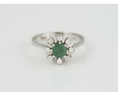 RING Weißgold. Ringmaß ca. 55, Ges.-Gew. ca. 3,7 g. Gest. 585. Ein rund facettierter Smaragd, ca. 0,30 ct., acht Brillanten, 