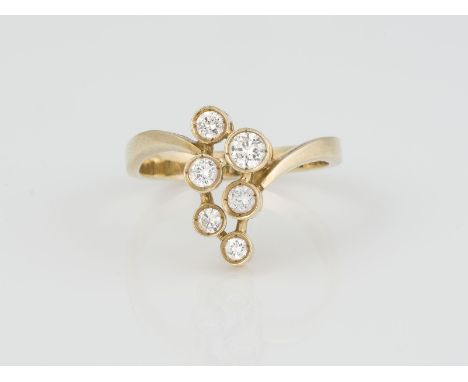 RING Gelbgold. Ringmaß ca. 57, Ges.-Gew. ca. 4,5 g. Gest. 585, Herstellersignet, Caratangabe der Diamanten gemarkt. Sechs Bri