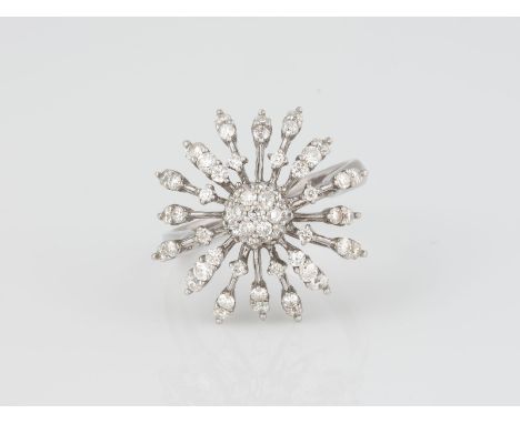 RING Weißgold. Ringmaß ca. 62, Ges.-Gew. ca. 7,5 g. Gest. 14 K. Blütenförmiger Ringkopf, vollständig besetzt mit rund facetti