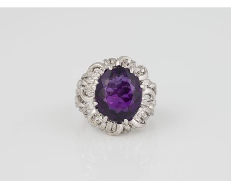 RING Weißgold. Ringmaß ca. 55,5, Ges.-Gew. ca. 10 g. Schiene geprüft 18 K. Ein oval facettierter Amethyst, ca. 8,3 ct. Leicht