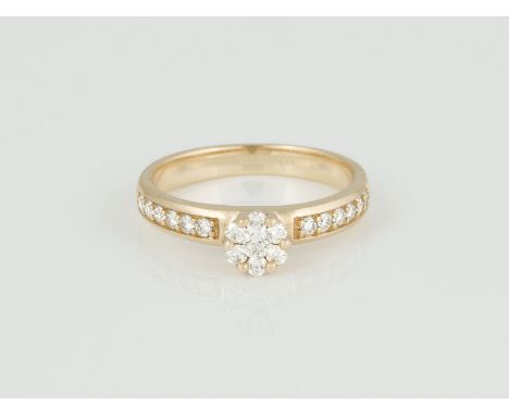 RING Gelbgold. Ringmaß ca. 48, Ges.-Gew. ca. 2,5 g. Gest. 585. 19 Brillanten, zusammen ca. 0,30 ct.  Expertise: Zertifikat Ju