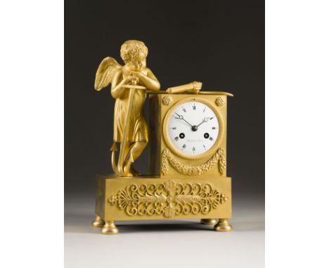 EMPIRE-TISCHUHR MIT AMOR Frankreich, um 1800 Bronze, vergoldet, Email, Metall, Stahl. 29 x 20,5 x 10 cm. Auf dem Zifferblatt 