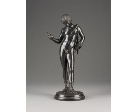 ITALIENISCHER BILDPLASTIKERTätig um 1900NARZISS VON POMPEJI (DIONYSOS) Bronze, dunkel patiniert, auf runder Plinthe (H. 2 cm)
