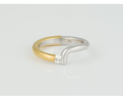 RING Gelbgold, Platin. Ringmaß ca. 54, Ges.-Gew. ca. 8,8 g. Gest. Pt., Gelbgold laut Juweliersbeleg 900. Ein Brillant, ca. 0,