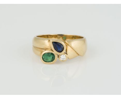 RING Gelbgold. Ringmaß ca. 55, Ges.-Gew. ca. 6 g. Geprüft 18 K. Ein oval facettierter Smaragd, ca. 0,25 ct., ein tropfenförmi