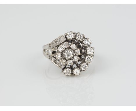 RING Weißgold. Ringmaß ca. 55, Ges.-Gew. ca. 8,6 g. Geprüft 18 K. 27 Diamanten im Brillant- und 8/8-Schliff, zusammen ca. 1,0