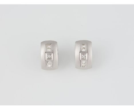 PAAR OHRSTECKER Weißgold. L. 1,4 cm, Ges.-Gew. ca. 8,6 g. Geprüft 18 K. Zusammen 10 Diamanten im Prinzessschliff, zusammen ca