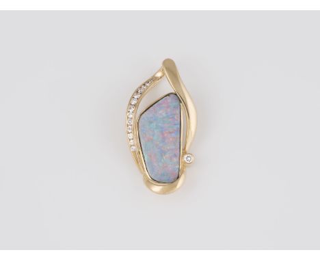 ANHÄNGER Gelbgold. L. 3,2 cm, Ges.-Gew. ca. 6,5 g. Gest. 750. Ein Opal, verso mit Muttergestein, ca. 19,7 x 9,7 x 3,9 mm, 14 