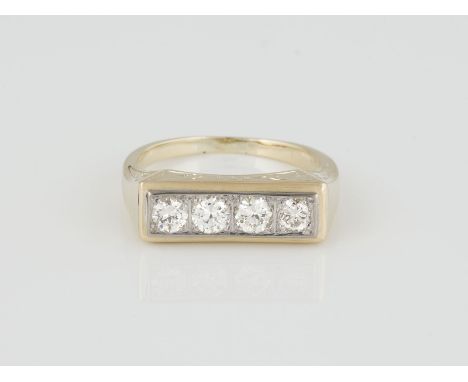 RING Gelbgold, Weißgold. Ringmaß ca. 57, Ges.-Gew. ca. 6,1 g. Gest. 585. Vier Diamanten im Altschliff, zusammen ca. 0,65 ct.