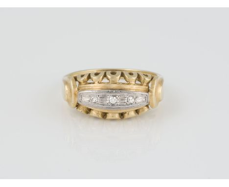 RING Gelbgold, Weißgold. Ringmaß ca. 56, Ges.-Gew. ca. 4,6 g. Gest. 585. Drei Diamanten im 8/8-Schliff, zusammen ca. 0,03 ct.