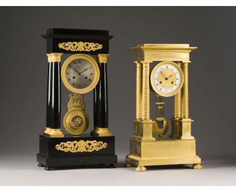 ZWEI PORTALUHREN IM EMPIRE-STIL U.a. Frankreich, Paris, Aubert, 19. Jh. Bronze, vergoldet bzw. Holz, ebonisiert, Metall, Stah