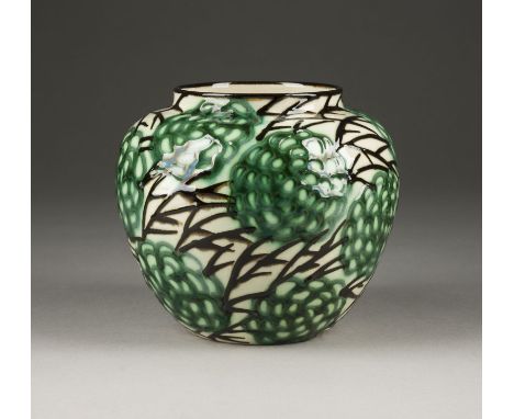 MAX LAEUGER1864 Lörrach - 1952 ebd.KLEINE VASE 'ROSEN' Deutsch, Ausführung von Karlsruher Majolika-Manufaktur, um 1920/1925 K