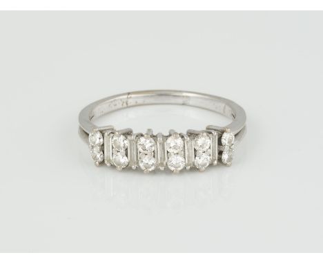 RING Weißgold. Ringmaß ca. 60, Ges.-Gew. ca. 3,7 g. Geprüft 14 K. 17 Diamanten im Brillant- und Baguetteschliff, zusammen ca.