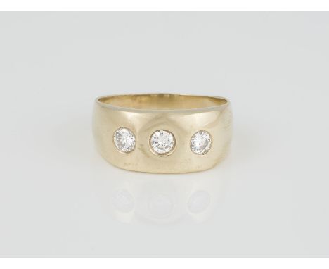 RING Gelbgold. Ringmaß ca. 56, Ges.-Gew. ca. 5,7 g. Gest. 585. Drei Brillanten, zusammen ca. 0,40 ct. Part. min. besch.