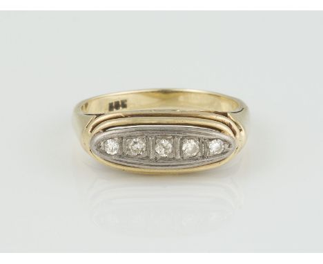 RING Gelbgold, wohl Platin. Ringmaß ca. 55, Ges.-Gew. ca. 3,7 g. Gest. 585. Fünf Diamanten im 8/8-Schliff, zusammen ca. 0,12 