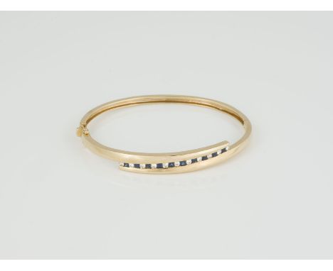 ARMREIF Gelbgold. Innenmaß ca. 5,9 x 5,3 cm, Ges.-Gew. ca. 13,2 g. Gest. 14 K, Herstellersignet. 11 Brillanten, zusammen ca. 