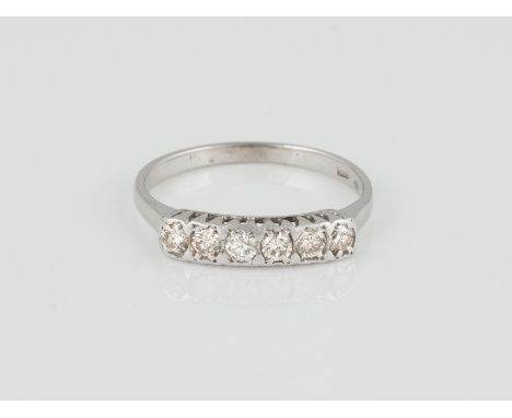 RING Weißgold. Ringmaß ca. 54,5, Ges.-Gew. ca. 2,1 g. Gest. 585. Sechs Brillanten, zusammen ca. 0,45 ct. Besch.