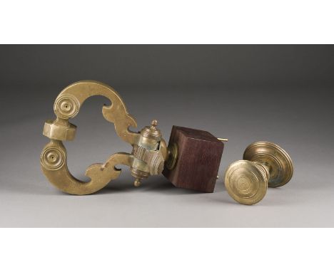 GROSSER MASSIVER TÜRKLOPFER UND -KNAUF um 1700 Bronze. 22 x 29 x 16 cm (mit Holzblock, ohne Montierungsst. Türklopfer montier