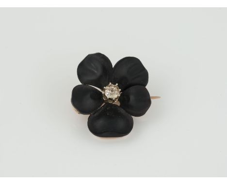 BROSCHE Roségold. 2,5 x 2,7 cm, Ges.-Gew. ca. 8,4 g. Geprüft 14 K. Blütenbrosche, wohl geschnittener Onyx, ein Diamant im Alt