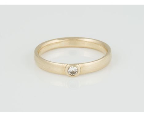 RING Gelbgold. Ringmaß ca. 62, Ges.-Gew. ca. 3,8 g. Gest. 585, Caratangabe des Diamanten gemarkt. Ein Brillant, ca. 0,12 ct.