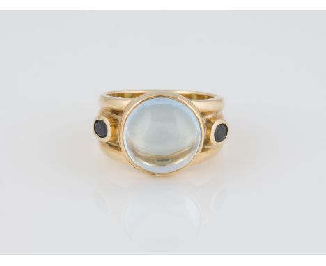 RING Gelbgold. Ringmaß ca. 58, Ges.-Gew. ca. 15,1 g. Geprüft 18 K, französische Marke 'Adlerkopf', wohl Meisterzeichen. Ein r