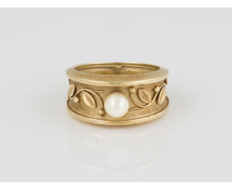 RING Gelbgold. Ringmaß ca. 50,5, Ges.-Gew. ca. 5,4 g. Gest. 585. Aufgesetztes Blatt- und Kugeldekor, eine Perle, D. ca. 4,7 m