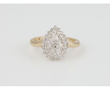 RING Gelbgold, Weißgold. Ringmaß ca. 54, Ges.-Gew. ca. 2,6 g. Gest. 10 K. 47 kleine Diamanten unterschiedlicher Schliffarten.