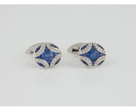 SAPHIR-MANSCHETTENKNÖPFE Weißgold. L. 9 mm. Ges.-Gew. ca. 8,65 g. Gest. 18 K. 40 Brillanten, zusammen ca. 0,09 ct., 42 facett