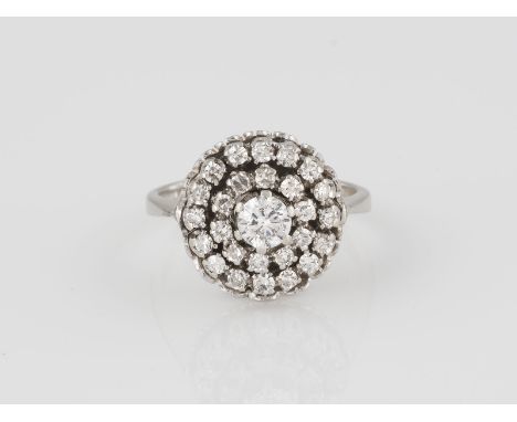 RING Weißgold. Ringmaß ca. 50, Ges.-Gew. ca. 5,5 g. Geprüft 18 K. 27 Diamanten im Brillant- und 8/8-Schliff, zusammen ca. 0,8