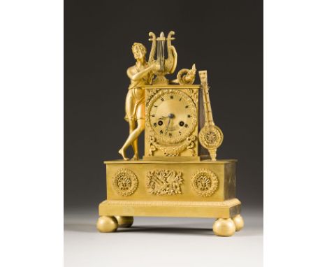 FEINE FIGURENPENDULE MIT APOLLO Frankreich, um 1830 Bronze, vergoldet, Metall, Stahl. 32,5 x 22,5 x 11 cm. Auf dem Zifferblat