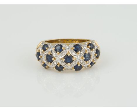 RING Gelbgold, Weißgold. Ringmaß ca. 50, Ges.-Gew. ca. 7,7 g. Gest. 750, Herstellersignet. 13 rund facettierte Saphire, zusam