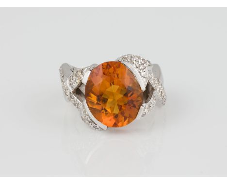 RING Gelbgold, rhodiniert. Ringmaß ca. 53,5, Ges.-Gew. ca. 11,5 g. Schiene geprüft 18 K. Ein oval facettierter Citrin, ca. 7,