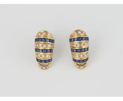 SAPHIR-OHRSTECKER Gelbgold. L. 1,8 cm. Ges.-Gew. ca. 6,24 g. Gepr. 750. Muttern gest. 18 K. 26 Brillanten, zusammen ca. 0,13 