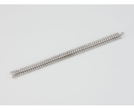 ARMBAND Weißgold. L. 18 cm, Ges.-Gew. ca. 33,4 g. Geprüft 18 K. 56 Brillanten, zusammen ca. 1,65 ct.