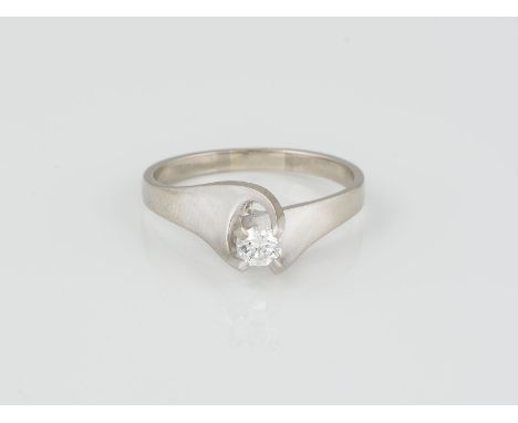 RING Weißgold. Ringmaß ca. 58,5, Ges.-Gew. ca. 4,4 g. Gest. 750, Herstellersignet Christian Bauer, Welzheim. Ein Brillant, ca