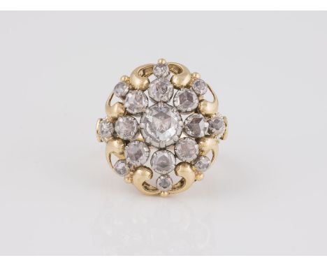 RING Gelbgold, wohl Platin. Ringmaß ca. 55, Ges.-Gew. ca. 13,9 g. Gest. 750, Herstellermonogramm. Kopf besetzt mit 17 Diamant