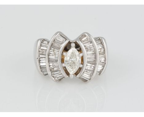 DIAMANT-RING Weißgold, Gelbgold. Ringmaß ca. 53. Geprüft 14 K. Pers. Gravur. Ges.-Gew. ca. 13,21 g. Ein Diamant im Navette-Sc