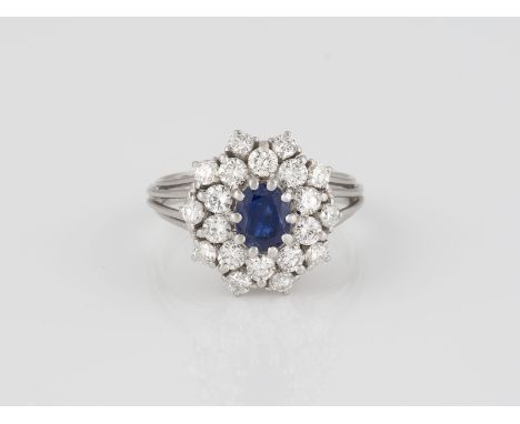 RING Weißgold. Ringmaß ca. 56, Ges.-Gew. ca. 6,8 g. Gest. 750. Ein oval facettierter Saphir, ca. 0,85 ct., 20 Brillanten, zus