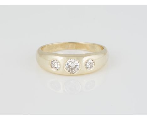 RING Gelbgold. Ringmaß ca. 58, Ges.-Gew. ca. 5,6 g. Gest. 585. Drei Diamanten, 2 x Altschliff, 1 x Brillantschliff, zusammen 