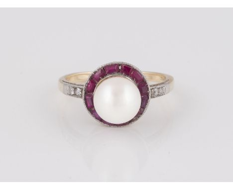 RING Gelbgold, Weißgold. Ringmaß ca. 52, Ges.-Gew. ca. 3,5 g. Gest. 585. Eine Perle, D. ca. 7,5 mm, 12 facettierte Rubine. Sc