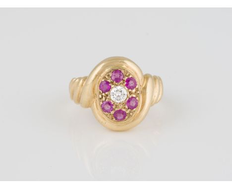 RING Gelbgold. Ringmaß ca. 55, Ges.-Gew. ca. 9,4 g. Geprüft 18 K, Punzierungen undeutlich. Ein Brillant, ca. 0,15 ct., sechs 