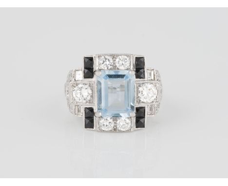 RING Weißgold. Ringmaß ca. 54, Ges.-Gew. ca. 7,2 g. Gest. 585. Ein Topas, ca. 4,00 ct., 26 Diamanten im Brillant-, 8/8- und B