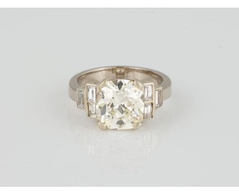 DIAMANT-RING Weißgold. Ringmaß ca. 58. Gest. 750. Ges.-Gew. ca. 7,95 g. Ein Diamant im alten Kissenschliff ca. 5,22 ct. Sechs