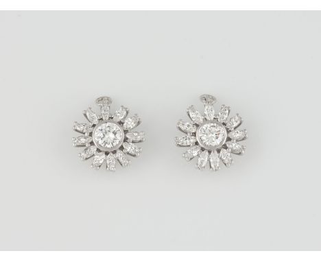 DIAMANT-ANHÄNGER 2 Tlg., Weißgold. L. 20,8 cm. Ges.-Gew. ca. 7.52 g. Geprüft 18 K. 24 Diamanten im Navette-Schliff, zwei Bril