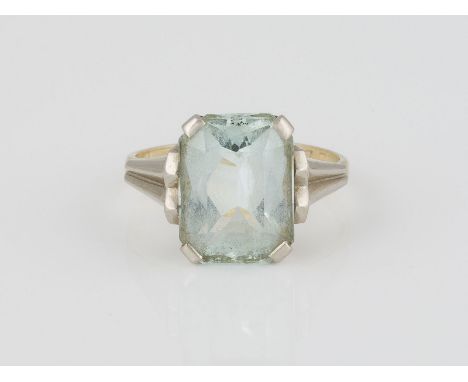 AQUAMARIN-RING Gelbgold. Ringmaß 50. Gest. 585. Ein wohl Aquamarin, 12,1 mm x 9,3 mm. Stein partiell leicht verkratzt.
