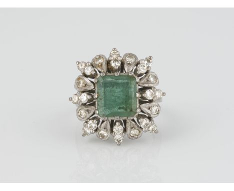 SMARAGD-RING Weißgold. Ringmaß ca. 50. Gepr. 585. Ges.-Gew. ca. 9,88 g. 24 Brillanten, zusammen ca. 0,71 ct. Ein Smaragd im S