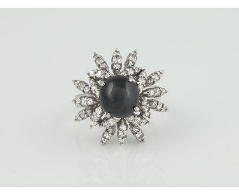 RING Weißgold. Ringmaß ca. 55, Ges.-Gew. ca. 9,1 g. Gest. 18 K. 60 Diamanten im 8/8-Schliff, zusammen ca. 1,0 ct., ein Saphir