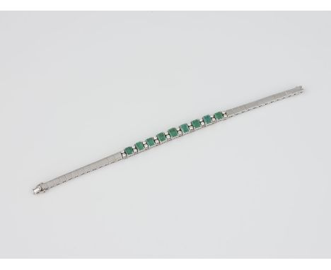 ARMBAND Weißgold. L. 16,5 cm, Ges.-Gew. ca. 18 g. Geprüft 18 K. Neun Smaragde, zusammen ca. 3,50 ct., 20 Brillanten, zusammen