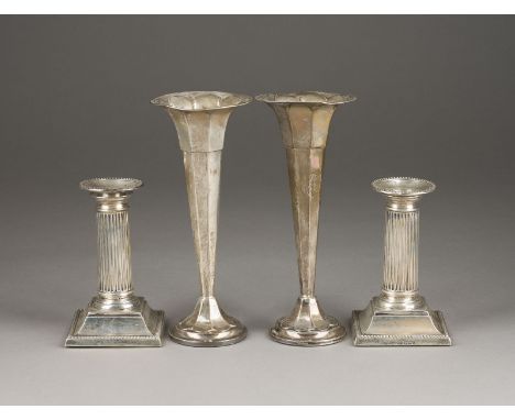 PAAR GEORGE V.-KERZENLEUCHTER UND PAAR GEORGE V.-TROMPETENVASEN England, Sheffield, William Hutton &amp; Sons Ltd/James Deaki
